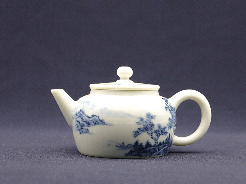 11. 청화 수묵담채 산수문