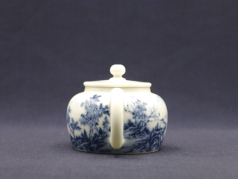 11. 청화 수묵담채 산수문