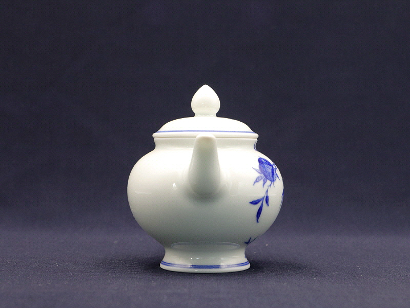 82. 청화 도화문