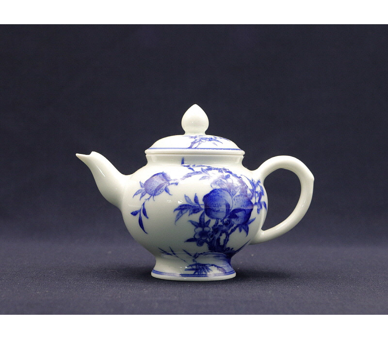 82. 청화 도화문