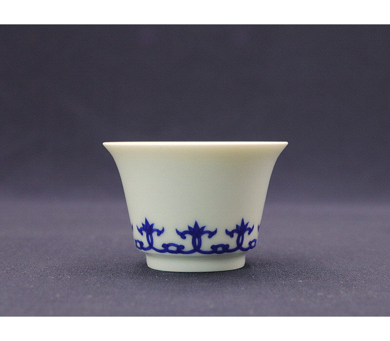 18. 청화 괴기문