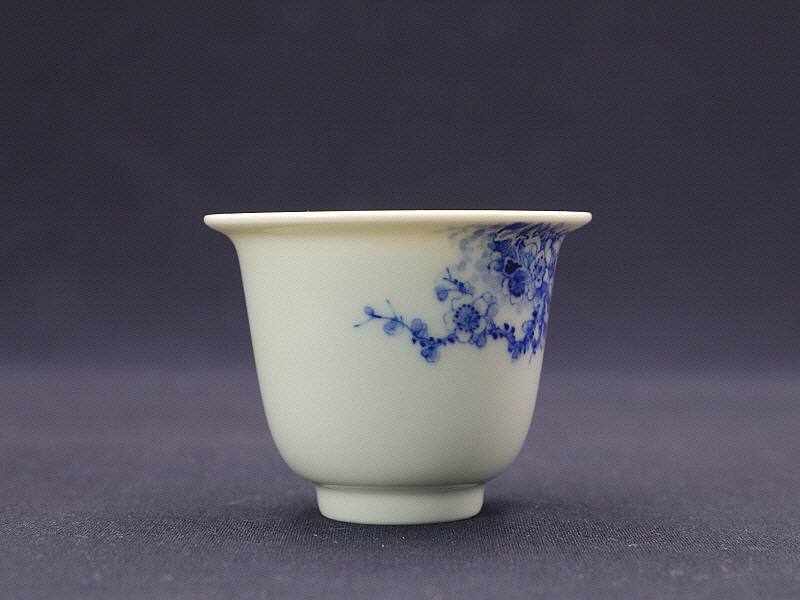 22. 청화 황리 매조문