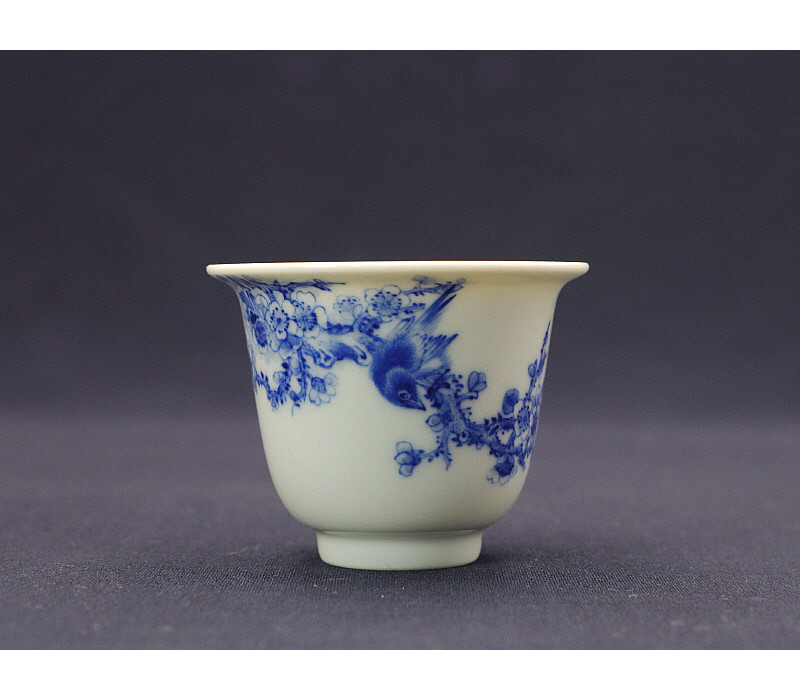 22. 청화 황리 매조문