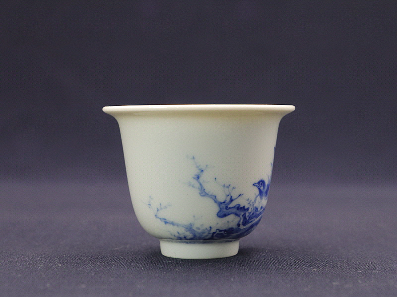 23. 청화 황리 매조문