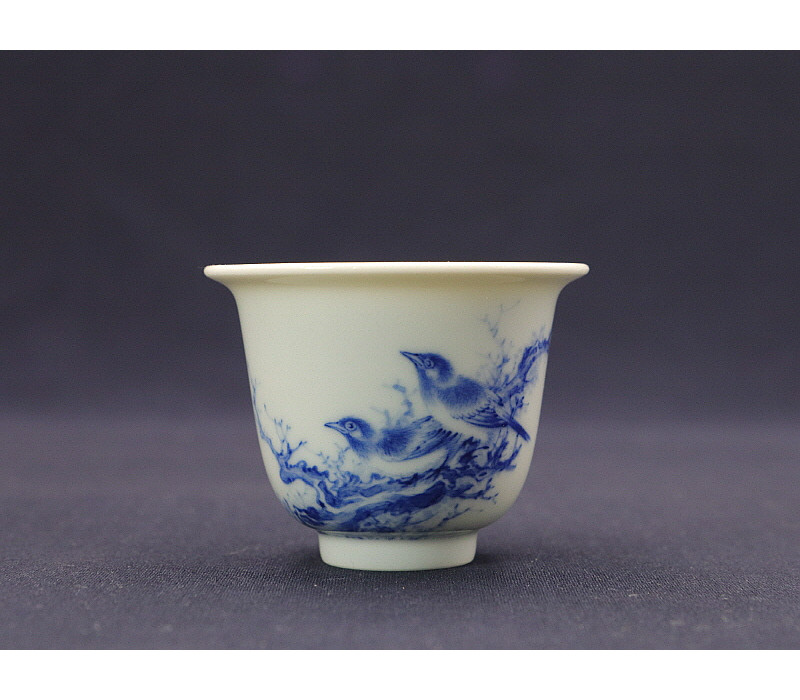 23. 청화 황리 매조문