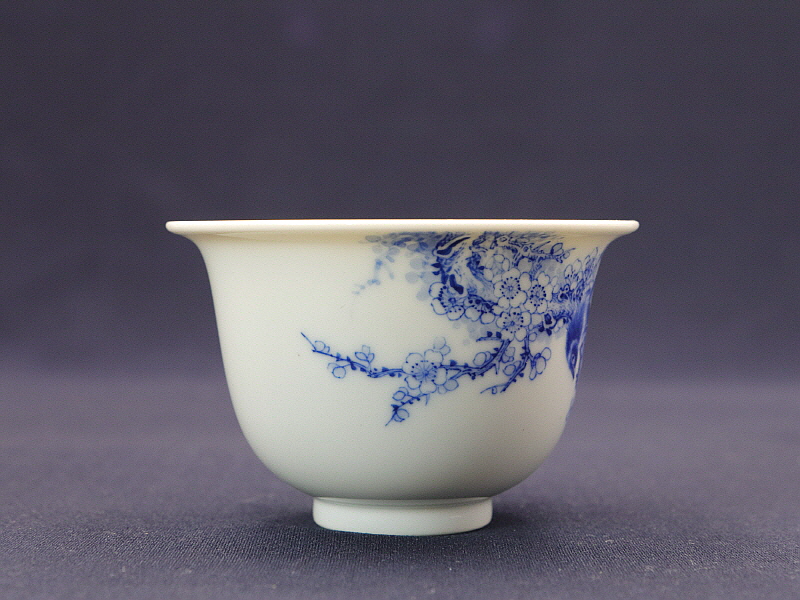 43. 청화 황리 매조문