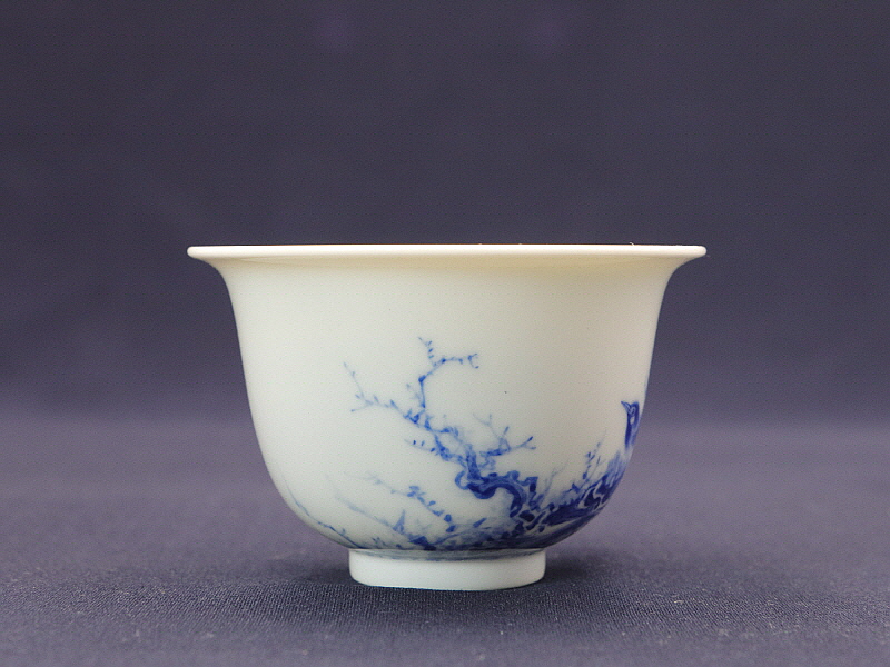 44. 청화 황리 매조문