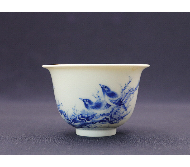 44. 청화 황리 매조문