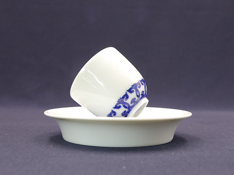 46. 청화 강희연화문잔탁문