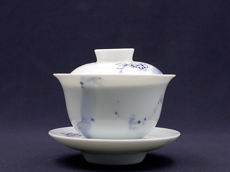 30. 청화유리홍 매화문