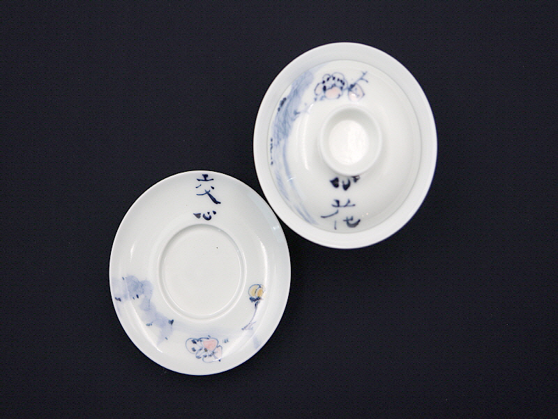 30. 청화유리홍 매화문