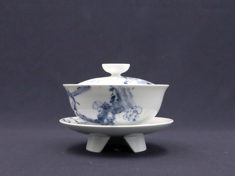 20. 청화유리홍 매문