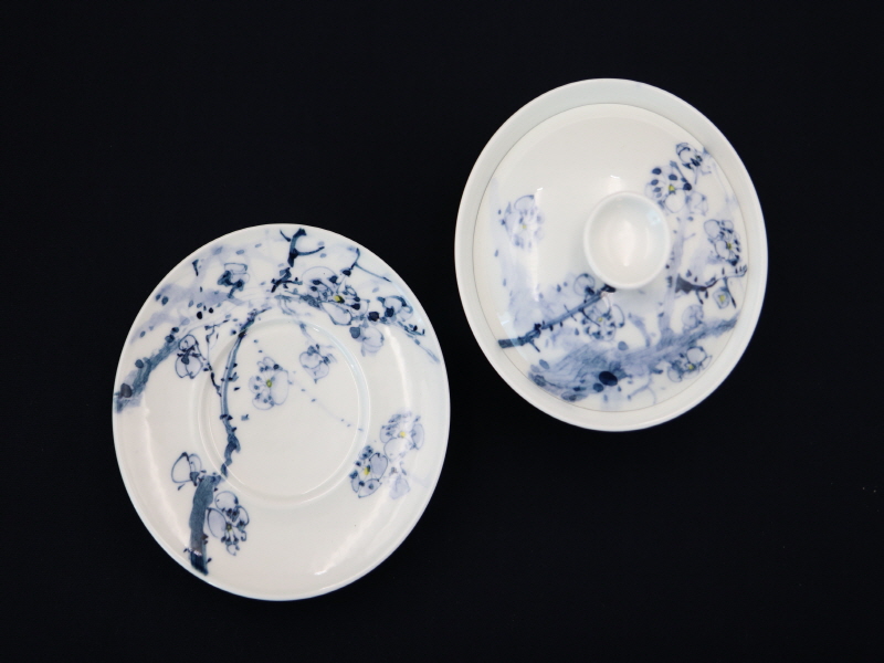 20. 청화유리홍 매문