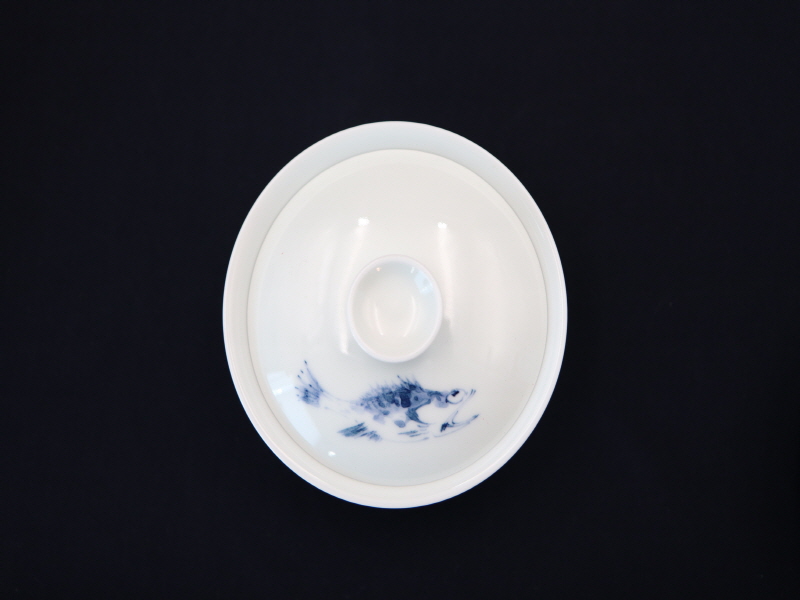 24. 청화유리홍 궐어문