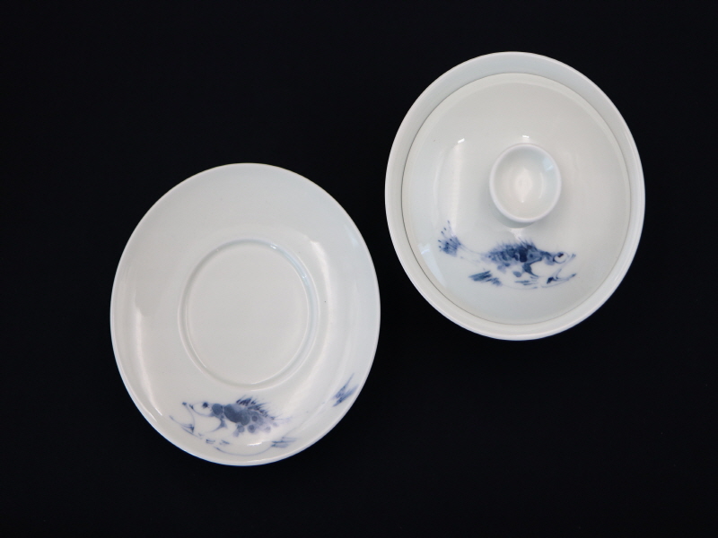 24. 청화유리홍 궐어문