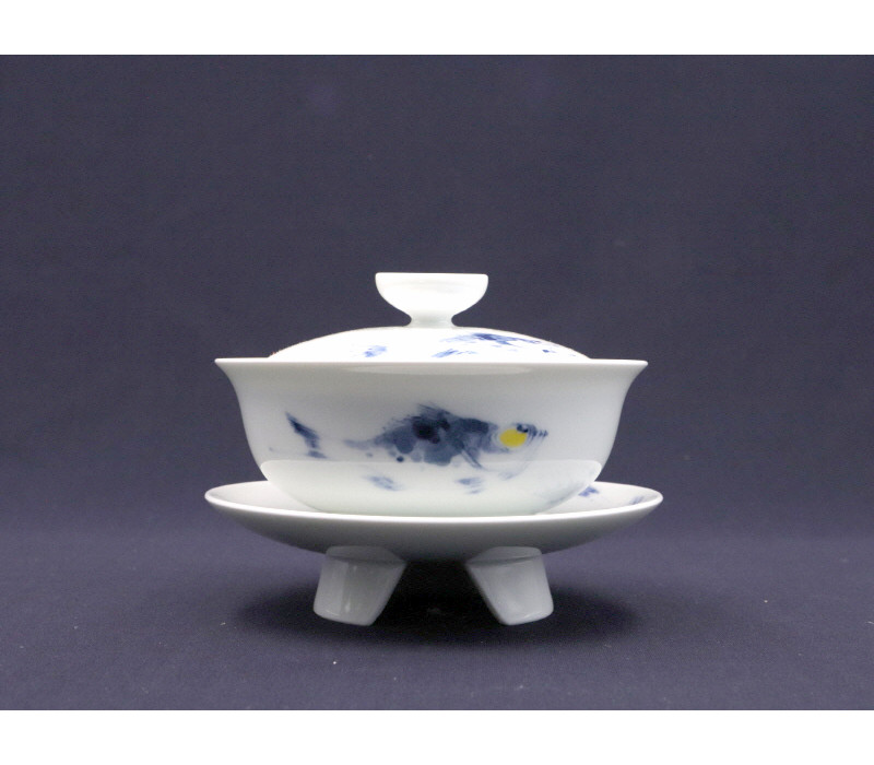 24. 청화유리홍 궐어문