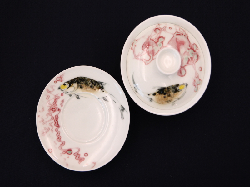 33. 청화 유리홍 궐어연문