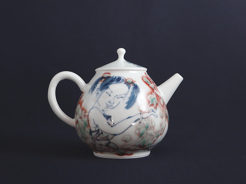 87. 청화유리홍 동자문