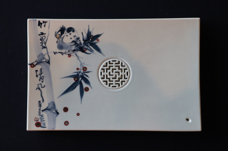 33. 청화유리홍 팔가조죽문