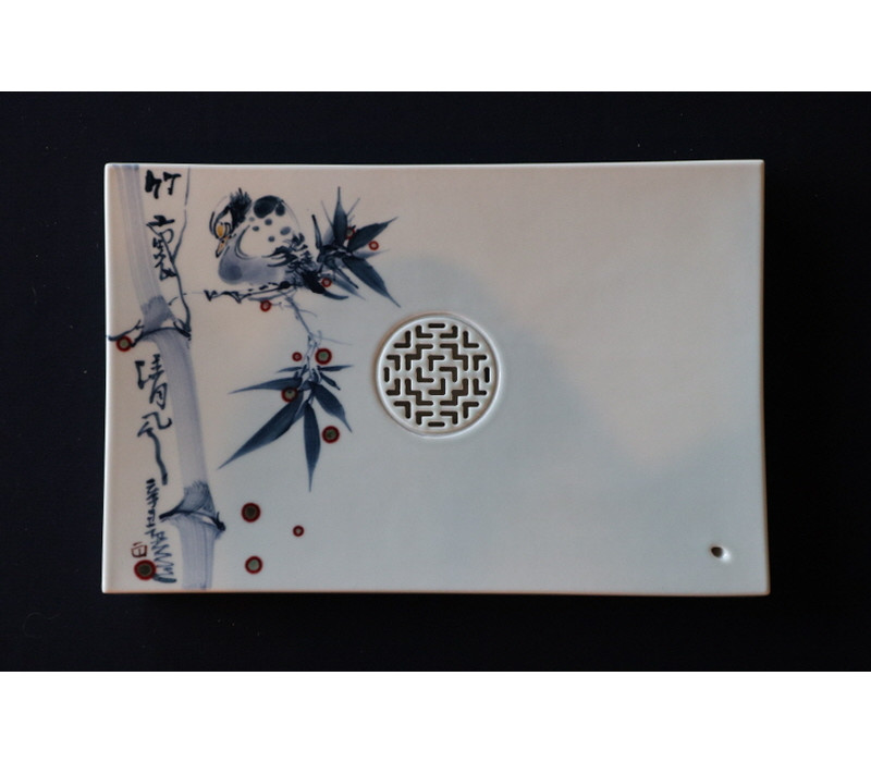 33. 청화유리홍 팔가조죽문