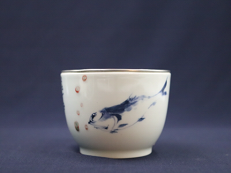 20. 청화유리홍 궐어문