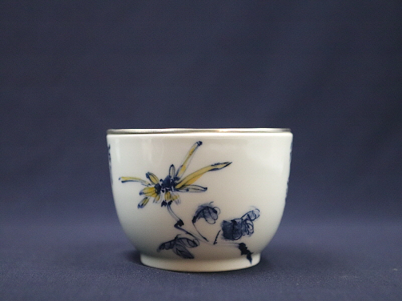 24. 청화유리홍 국화문