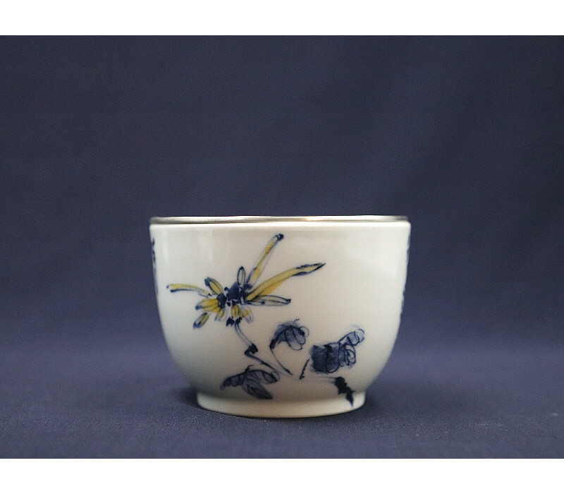 24. 청화유리홍 국화문