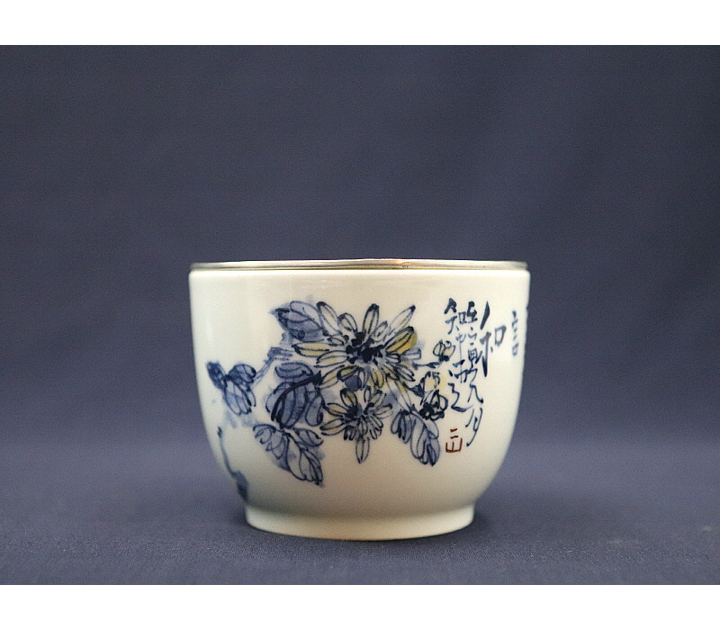 25. 청화유리홍 국화문