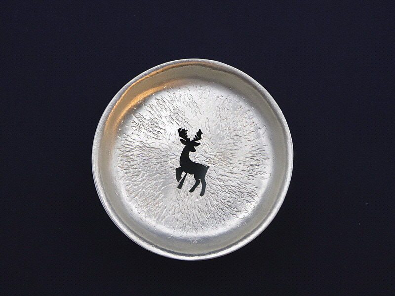 27. 청화유리홍 국화문