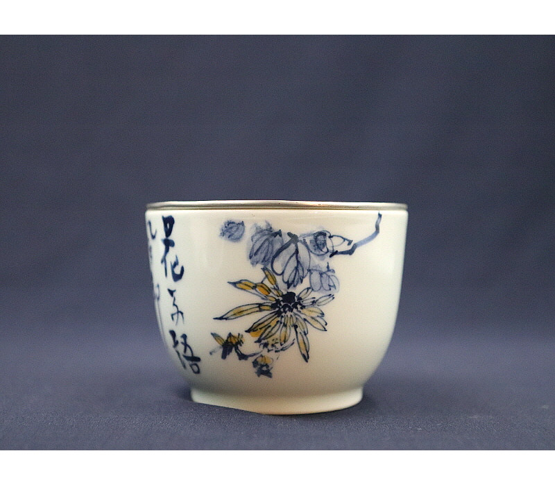 27. 청화유리홍 국화문