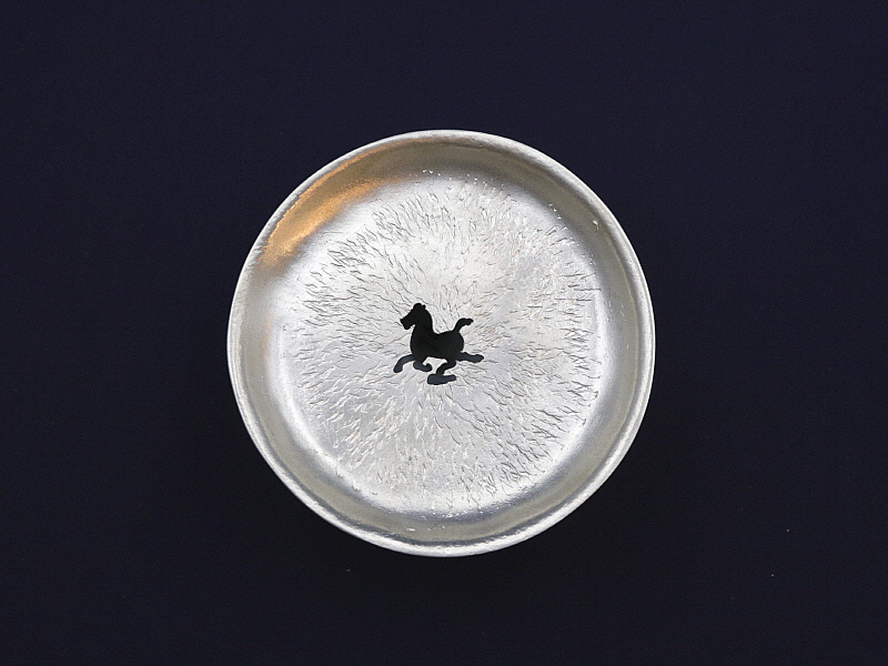 28. 청화유리홍 국화문