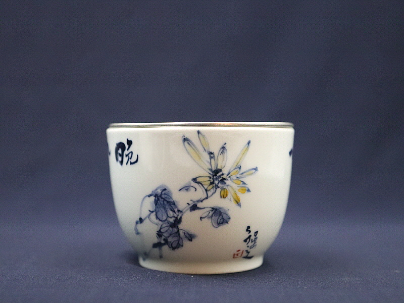 29. 청화유리홍 국화문