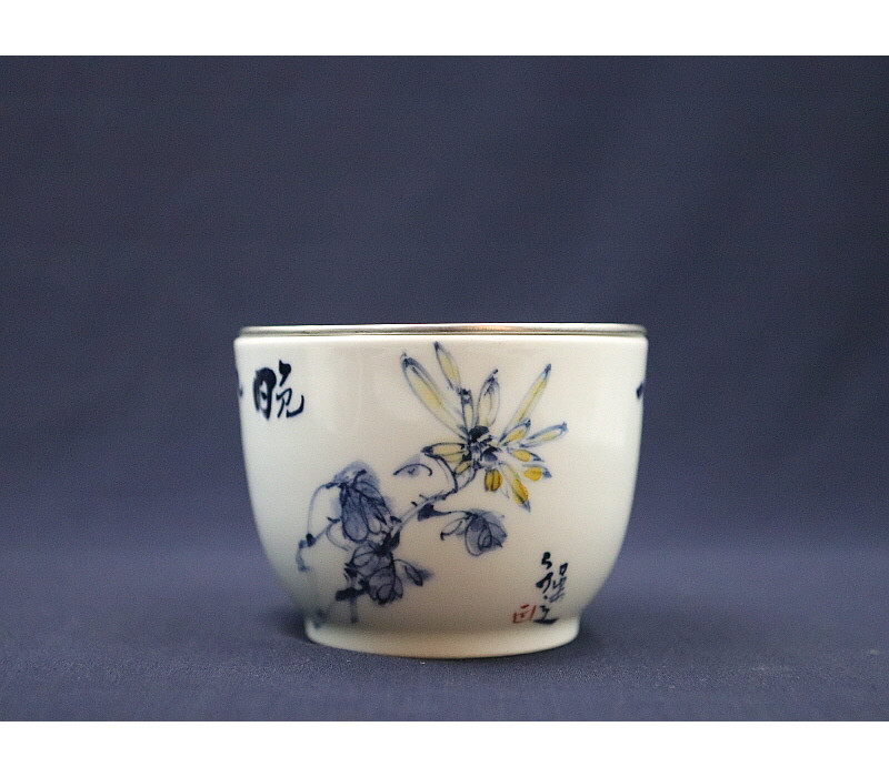 29. 청화유리홍 국화문