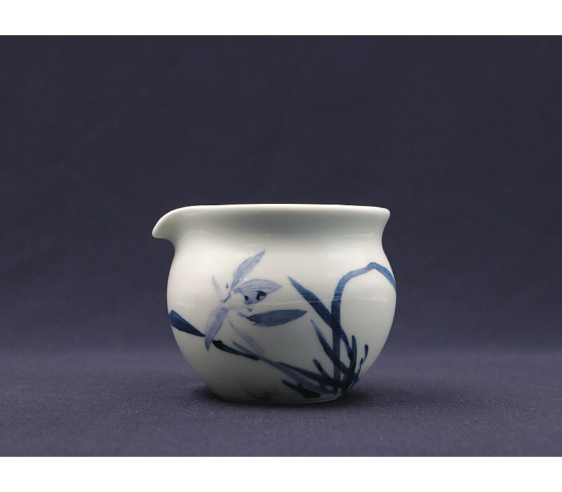 41. 청화유리홍 난문