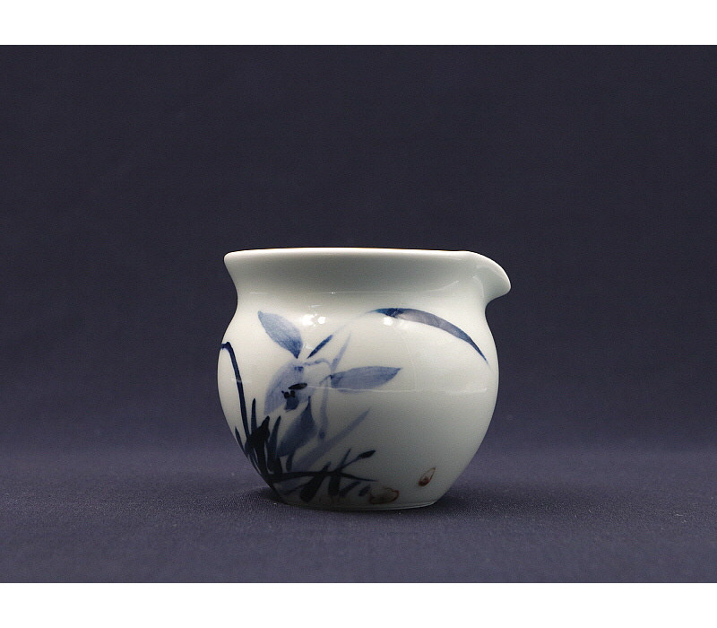 50. 청화유리홍 난문