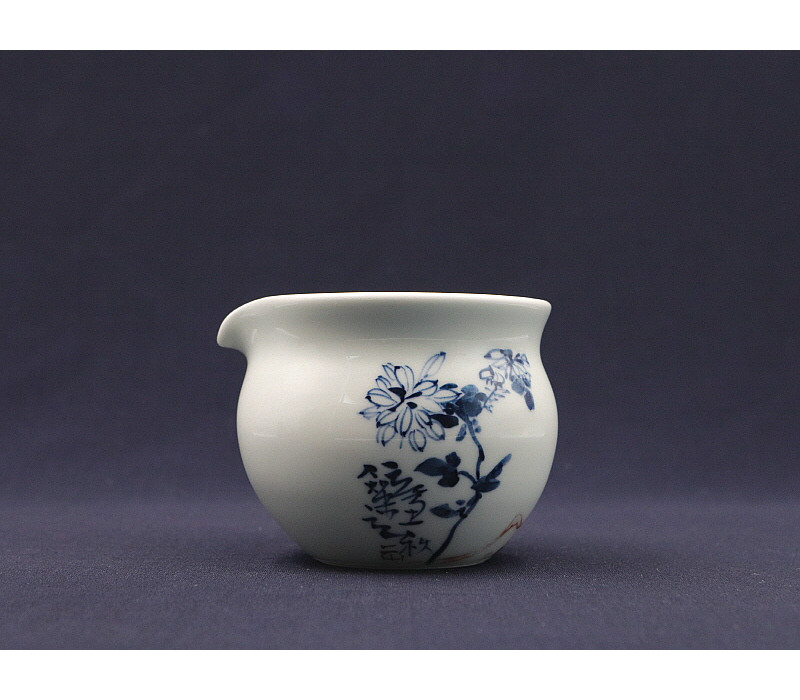 51. 청화유리홍 국화문