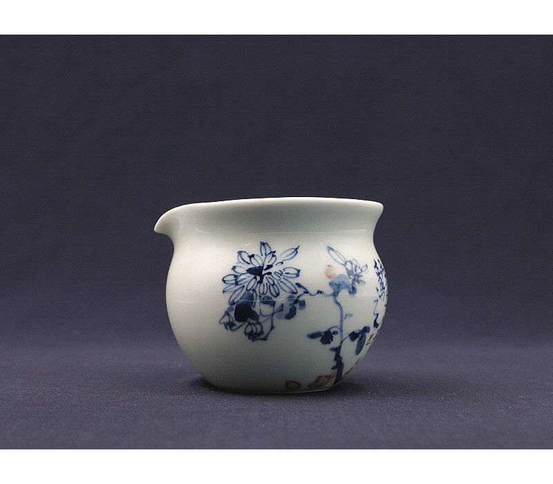 52. 청화유리홍 국화문