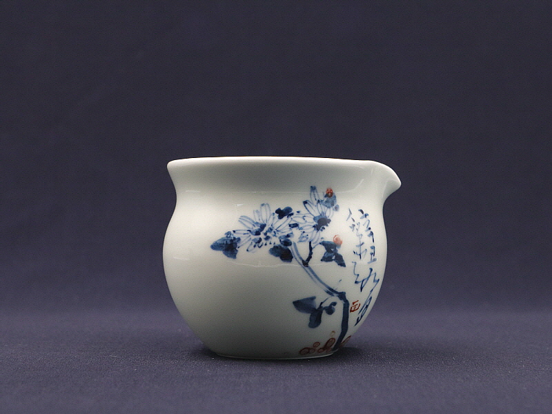 53. 청화유리홍 국화문