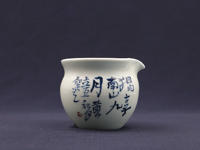 55. 청화유리홍 국화문