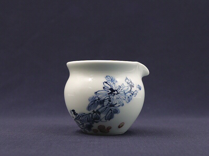 56. 청화유리홍 국화문