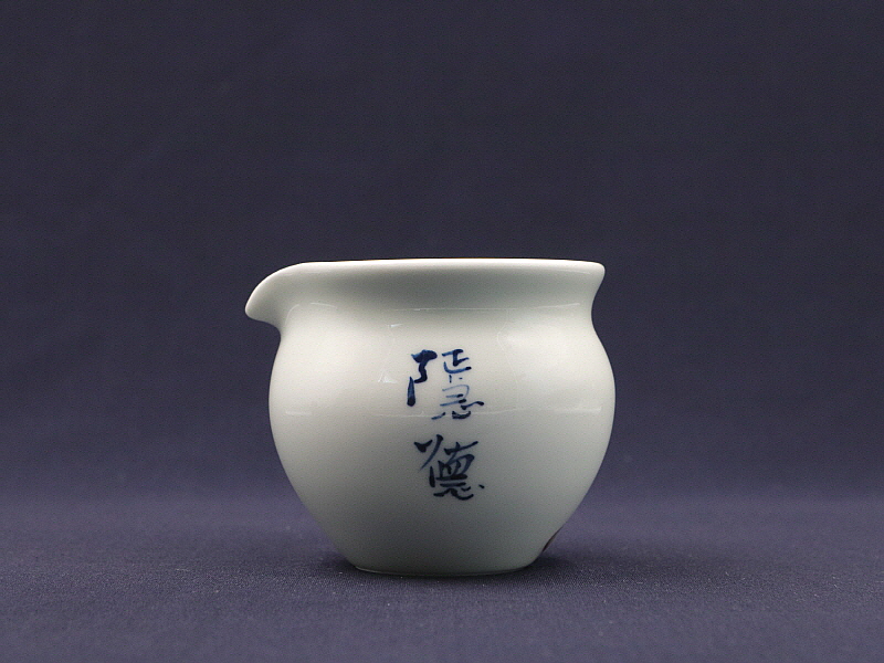 56. 청화유리홍 국화문