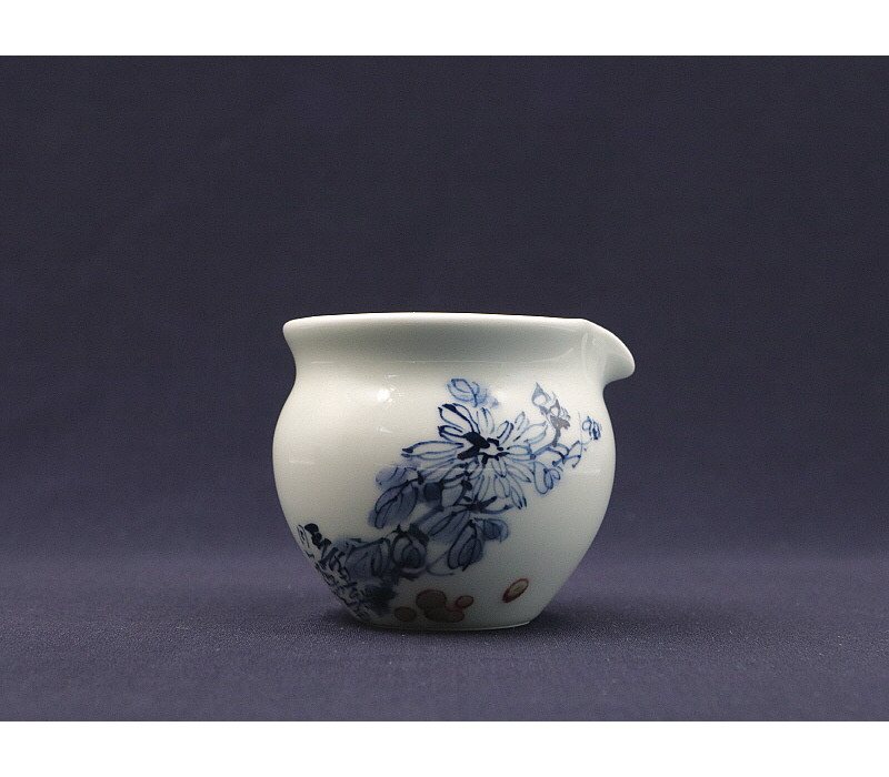 56. 청화유리홍 국화문