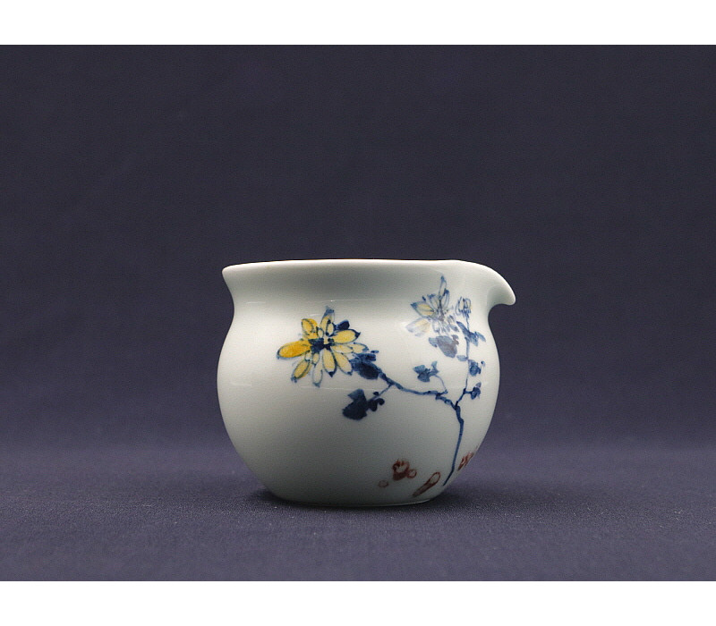 57. 청화유리홍 국화문