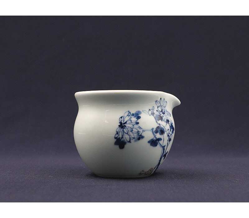 58. 청화유리홍 국화문