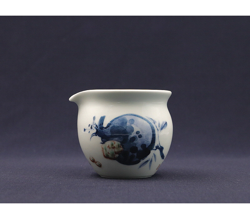 61. 청화유리홍 석류문