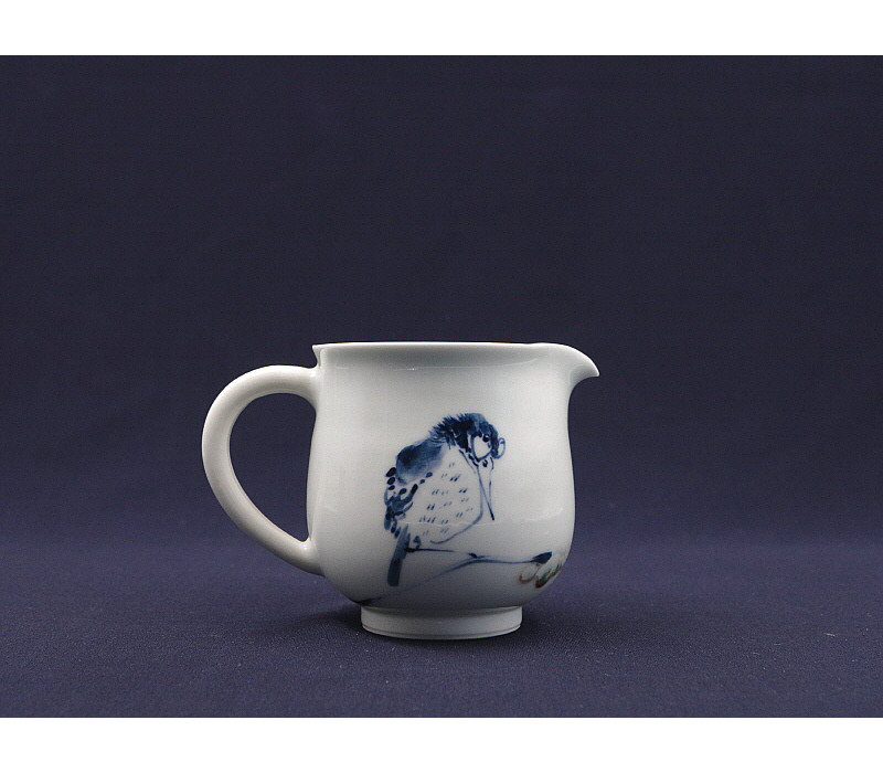 81. 청화유리홍 단취문