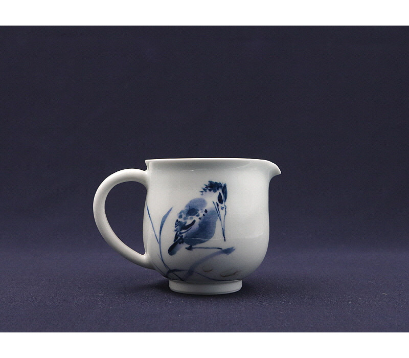 82. 청화유리홍 단취문