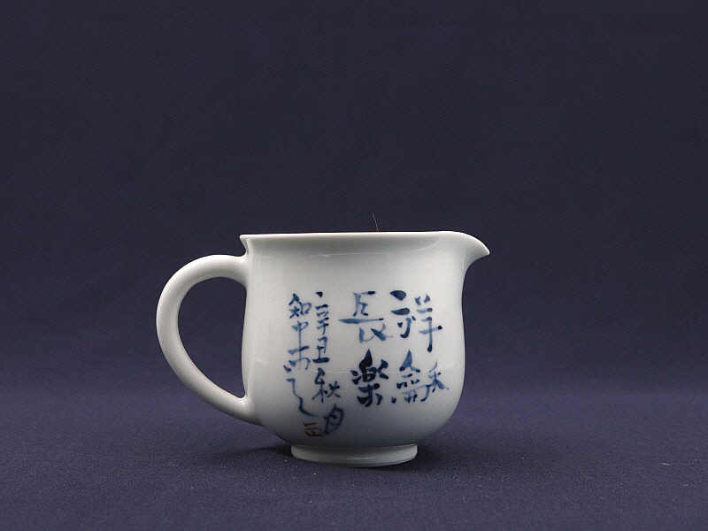 84. 청화유리홍 단취문