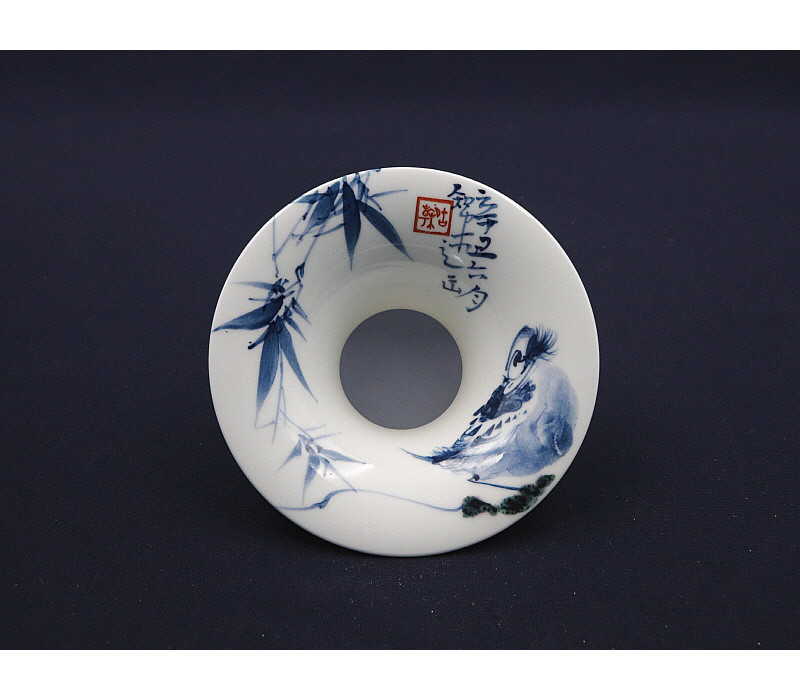 99. 청화 유리홍 팔가조죽문