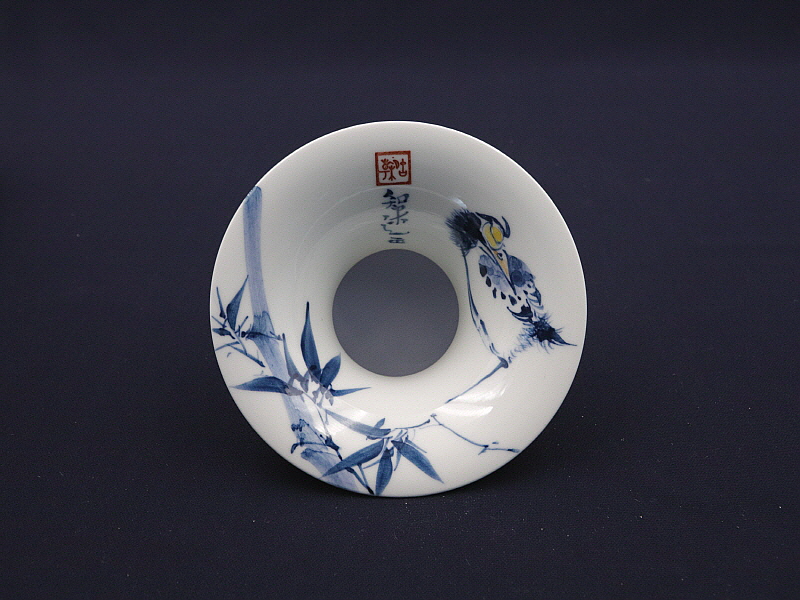 122. 청화 유리홍 팔가조죽문